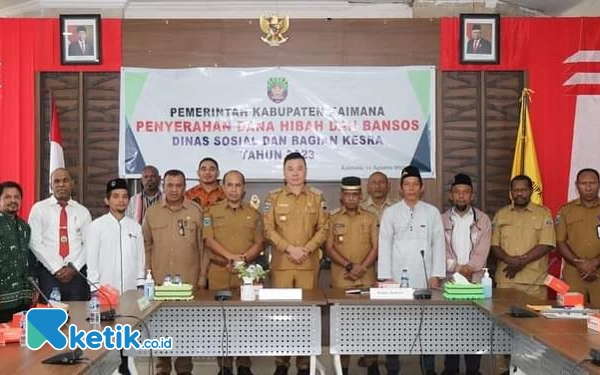 Foto Bupati Freddy Thie dan Wakil bupati Hasbulla Furuada saat foto bersama dengan penerima dana hibah di ruang rapat kantor Bupati (foto Humas pemkab Kaimana)