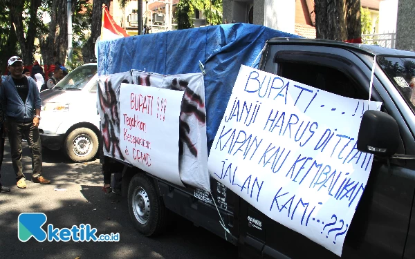 Foto Poster-poster tuntutan warga Desa Tebel, Kecamatan Gedangan, yang dibawa saat berunjuk rasa di kantor DPRD Sidoarjo. (Foto: Fathur Roziq/Ketik.co.id)