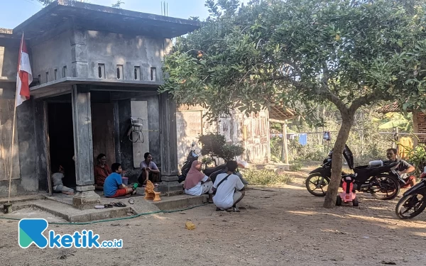 Foto Kampung Pitu begitu sunyi hanya terdapat tujuh warga yang aktivitas di halaman rumah. (Foto: Al Ahmadi/Ketik.co.id)