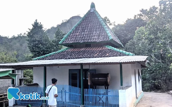 Foto Masjid Kuno Kampung Pitu yang dilarang untuk diperbarui, sedikitnya pemberian nama pun tak diperkenankan. (Foto: Al Ahmadi/Ketik.co.id)