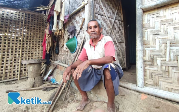 Foto Sesepuh yang tinggal di Kampung Pitu Pacitan, Solekan (66) saat menceritakan beragam mitos dan fakta di area tersebut. (Foto: Al Ahmadi/Ketik.co.id)