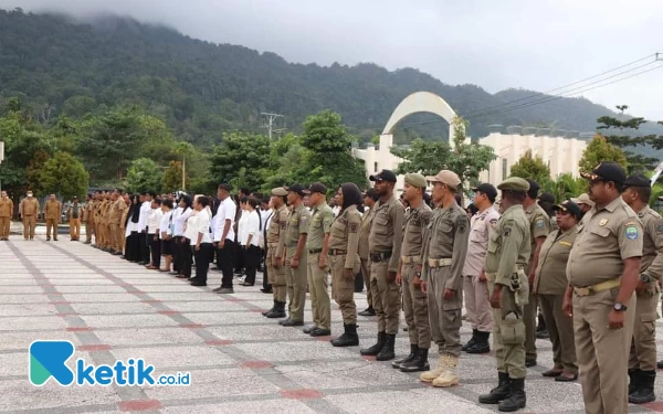 Foto ASN dan tenaga kontrak tang mengikuti apel pagi (14/08) di halaman kantor Bupati (foto Humas pemkab Kaimana, )