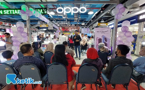 Foto Suasana penjualan perdana dan pick up Oppo Reno 10 Series yang cukup ramai, Selasa (15/8/2023).(Foto: Husni Habib/Ketik.co.id)