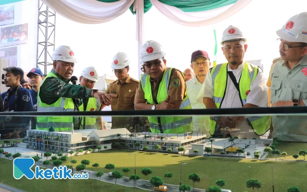 Foto Bupati Bandung Dadang Supriatna saat ground breaking Pasar Sehat Banjaran, Selasa (15/8/23). (Foto: Iwa/Ketik.co.id)