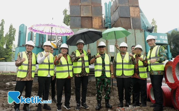 Foto Bupati Ahmad Muhdlor (empat dari kiri) bersama jajaran Forkopimda Kabupaten Sidoarjo saat groung breaking pembangunan Gedung Pusat Terpadu (GPT) RSUD Sidoarjo pada awal Juli lalu. (Foto: Dinas Kominfo Sidoarjo)