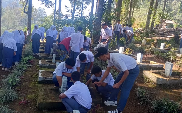 Thumbnail Berita - Sambangi TMP, SMA PGRI Takokak Cianjur Doakan Para Pahlawan