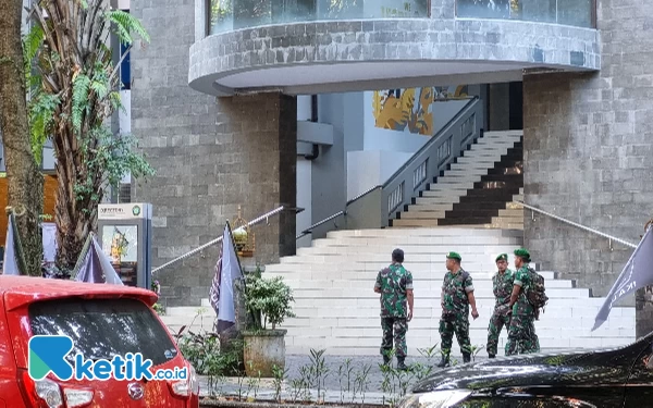 Foto Tambah sejumlah personel TNI di lokasi pelaksanaan Munas IKA UB.