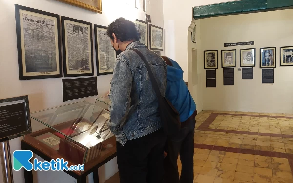 Foto Pengunjung terlihat sedang mengamati peninggalan di Museum HOS Tjokroaminoto. (Foto: Husni Habib/Ketik.co.id)