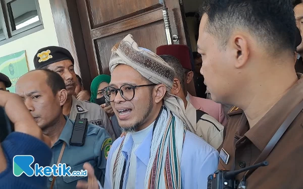 Thumbnail Terbukti Cabuli Santri, Pimpinan Pesantren di Jember Divonis 8 Tahun Penjara