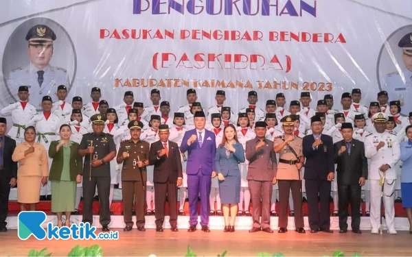 Foto Bupati Freddy Thie dan wakil bupati Hasbulla Furuada beserta  Forkopimda foto bersama di acara pengukuhan paskibra gedung pertemuan Krooy Kaimana (foto Humas pemkab Kaimana)