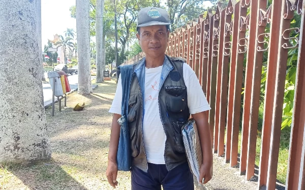 Foto Wisdi, penjual koran di sekitar Jalan Ijen (foto: Lutfia/ketik.co.id)