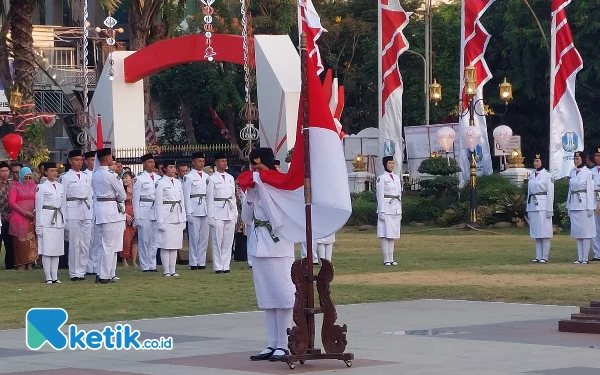 Foto Prosesi pengukuhan Paskibraka tingkat Provinsi Jatim di Halaman Gedung Negara Grahadi, Rabu (16/8/2023).(Foto: Husni Habib/Ketik.co.id)