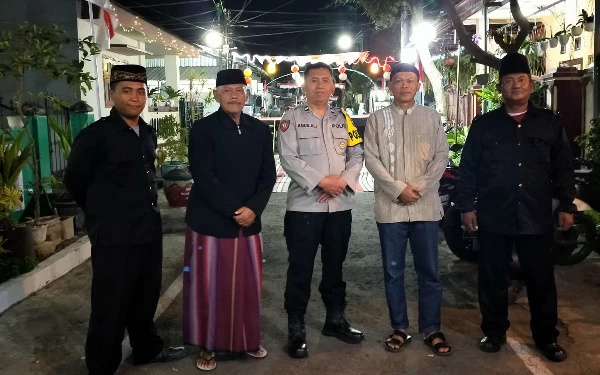 Foto Polisi RW bersama tokoh masyarakat saat acara Barikan malam 17 Agustus 2023.