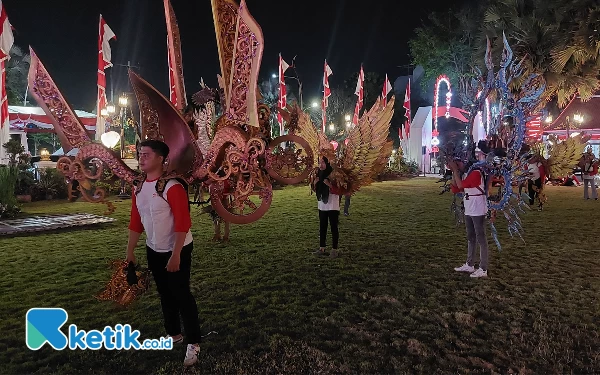 Malam HUT RI ke-78, Sejumlah Pengisi Acara Lakukan Gladi Bersih di Grahadi Surabaya