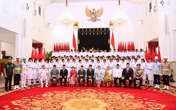 Foto Paskibraka 2023 bersama Presiden Jokowi. (Foto: Laily Rachev/BPMI Setpres)