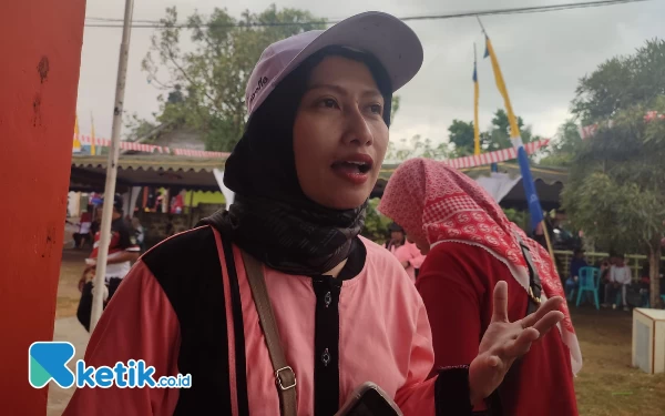 Foto Warga setempat Nur Jannah saat diwawancarai, usai mengikuti jalan sehat. (Foto: Al Ahmadi/Ketik.co.id)