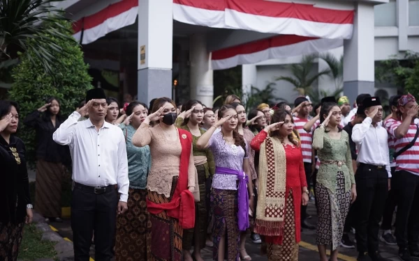 Foto Upacara bendera dengan menggunakan pakaian adat di Hotel Grand Darmo Suite. (Foto: Marcom Grand Darmo Suite)