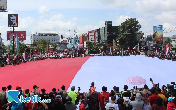 Thumbnail Berita - Keren! Bendera Raksasa Senilai Rp10 Juta Dibentangkan di Samarinda