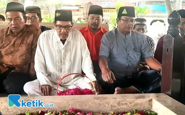 Foto Tokoh masyarakat RW 05 Lingkungan Ngrebo saat ziarah Bung Karno, Rabu (16/8/2023). (Foto: Favan/ketik.co.id)