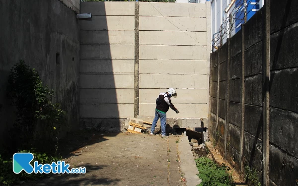 Foto Lokasi tembok panel beton yang menutup jalan di Desa Tebel, Kecamatan Gedangan, Kabupaten Sidoarjo. Tembok berdiri di atas sempadan saluran air. (Foto: Fathur Roziq/Ketik.co.id)