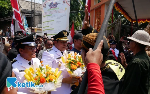 Foto Wakil Bupati H Subandi (tengah) membuka karnaval peringatan kemerdekaan di  Desa Ngingas, Kecamatan Waru, pada Kamis (17/8/2023). (Foto: Dinas Kominfo)