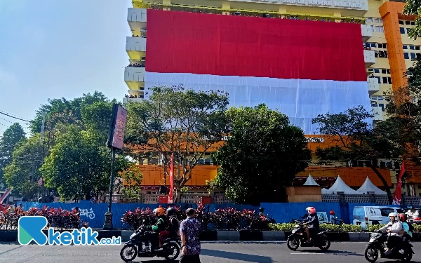 Thumbnail Berita - Bentangkan Bendera Terbesar, Nakes RSSA Malang Pecahkan Rekor Dunia