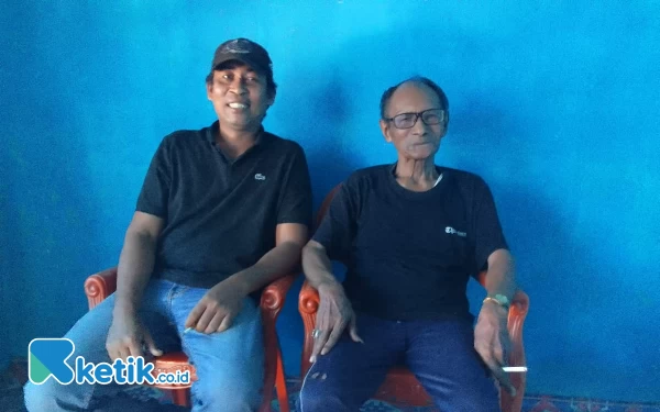 Foto Budiman Safi bersama Imam Tua Desa Kawasi (Foto Budiman)