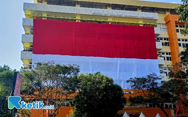 Foto Pembentangan bendera raksasa yang mencetak rekor dunia (foto: Lutfia/ketik.co.id)