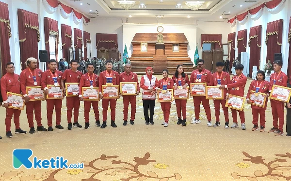 Foto Gubernur Khofifah berfoto dengan para atlet Asean Paragames di Gedung Negara Grahadi, Jumat (18/8/2023).(Foto: Husni Habib/Ketik.co.id)