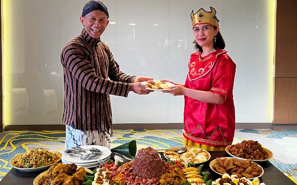 Foto Prosesi pemotongan tumpeng merah. (Foto: Dok Grand Dafam)