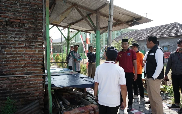 Foto Kondisi bagian depan rumah Mundari dan Fatonah yang dikunjungi Wabup Subandi pada Jumat pagi (18/8/2023). (Foto: Dinas Kominfo Sidoarjo)