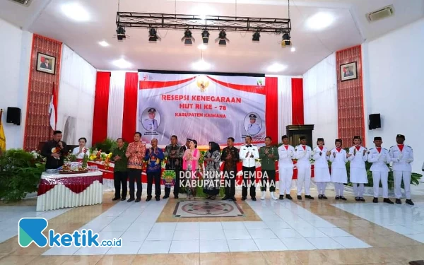 Foto Bupati FreddyThie foto bersama dengan dengan anggota Paskibra di Gedung pertemuan Krooy Kaimana ( foto Humas Pemkab Kaimana)