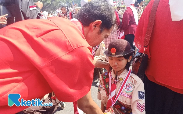 Foto Penyematan penghargaan Pramuka Garuda oleh orang tua (foto: Lutfia/ketik.co.id)