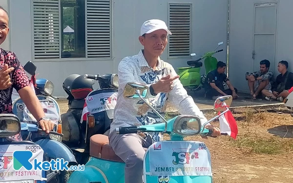 Foto Sekretaris Daerah Hadi Sasmito mengendarai vespa saat membuka Jember Scooter Festival, Sabtu (19/8/2023) (Foto: Fenna/Ketik.co.id)