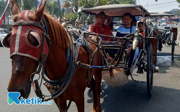 Dokar Wisata Ramai Peminat di Tengah Banyaknya Wahana Modern di Alun-Alun Kota Batu