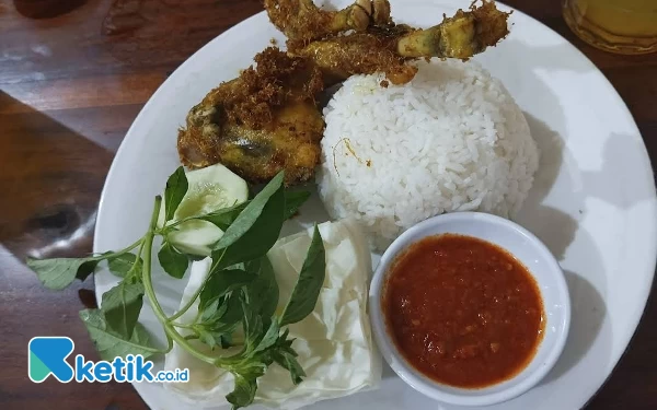 Foto Ayam Goreng di Mekar Jaya. (Foto: Al Ahmadi/Ketik.co.id)