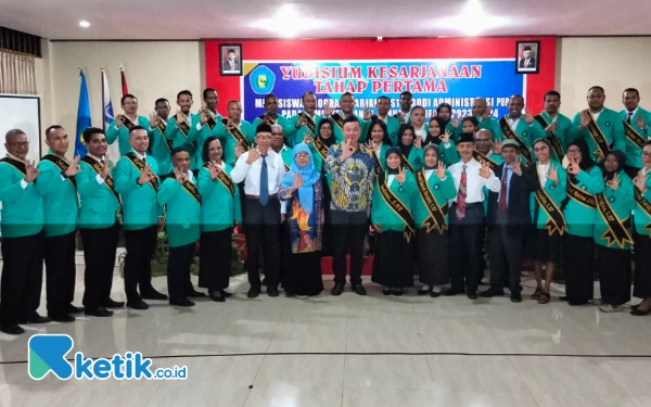 Foto Bupati FreddyThie saat foto bersama dengan pengurus dan para yudisium STIA As-Syafiyah di hotel grand papua Kaimana ( foto La Jen)