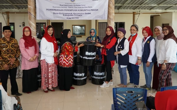 Foto Foto bersama antara Rotary Surabaya Kaliasin dan Komunitas Perempuan Pesisir. (Foto: dok. Rotary Surabaya)