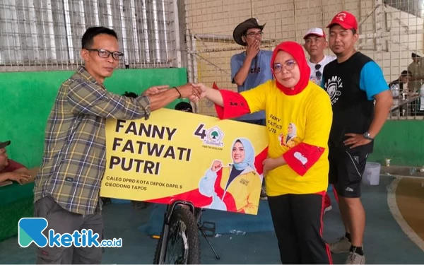 Foto Peserta jalan sehat kemerdekaan menerima doorprize sepeda.