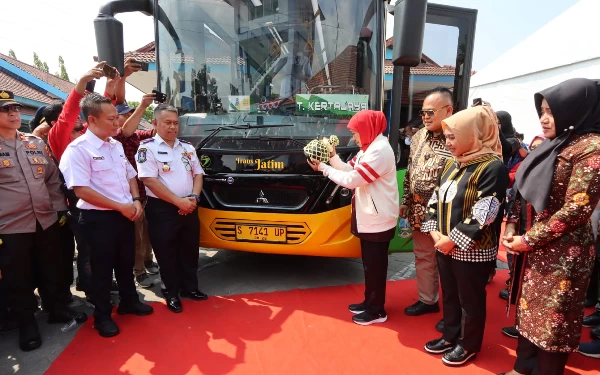 Foto Gubernur Jatim Khofifah meresmikan bus transjatim koridor II Mojokerto-Terminal Purabaya, (20/8/2023). (Foto: Kominfo Jatim)