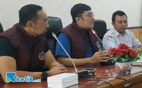 Foto Kepala Bidang Informasi dan Komunikasi Diskominfo Pacitan, Pihak Museum SBY*Ani (rompi coklat) dan Bagus Nurcahyadi Saputro (berbaju putih) dalam acara rapat teknis jelang peresmian. (Foto: Al Ahmadi/Ketik.co.id)