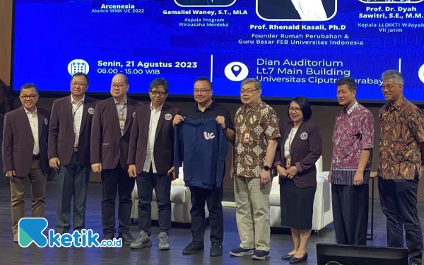 Foto Foto bersama (Tengah) Rhenald Kasali dan Dosen dari Universitas Ciputra Surabaya. (Foto: Shinta Miranda/Ketik.co.id)