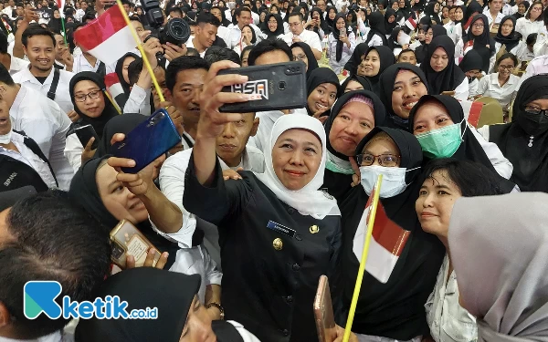 Foto Gubernur Khofifah berfoto dengan sejumlah PPPK di Graha Unesa, Senin (21/8/2023).(Foto: Husni Habib/Ketik.co.id)