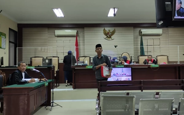 Foto Terdakwa Bambang Soedjatmiko hendak meninggalkan ruang sidang usai jalani Sidang di Pengadilan Tipikor Surabaya