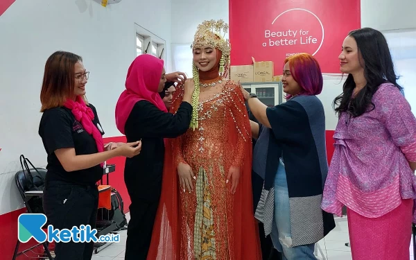 Foto Suasana seru saat make up Battle BFBL bersama L'Oreal Indonesia dan NGO Spektra. (Foto: Exmi /Ketik.co.id)