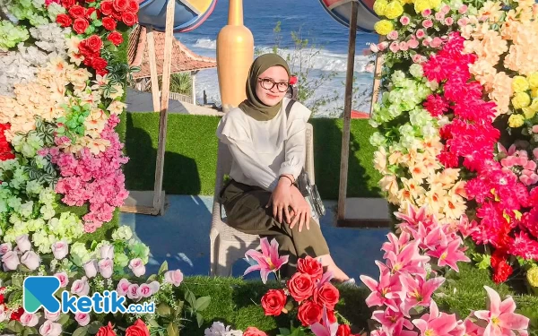 Foto Wisatawan tengah menikmati fasilitas wahana warna warni yang membuat betah berlama-lama pun memanjakan mata. (Foto: Hawa Ade Salma for Ketik.co.id)