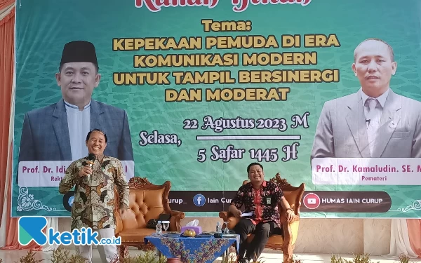 Foto Prof. Dr. Kamaludin, MM (kiri) saat menyampaikan materi, didampingi modertor acara kuliah Iftitah IAIN Curup 2023 Reno Diqqi Alghzali, M.Psi (Foto: Dery for ketik.co.id)