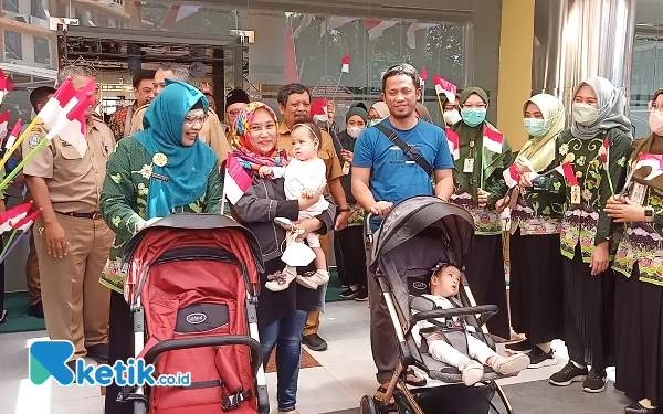 Foto Pemulangan bayi Aliyah dan Aisyah yang diantarkan oleh staff RSSA Malang (foto: Lutfia/ketik.co.id)