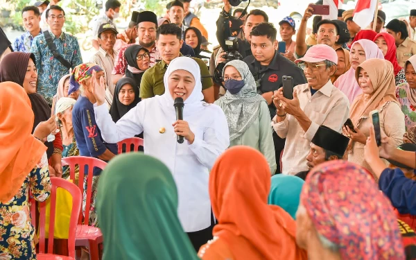 Foto Gubernur Khofifah menyapa para lansia di Kabupaten Bangkalan.(Foto: Humas Pemprov Jatim)