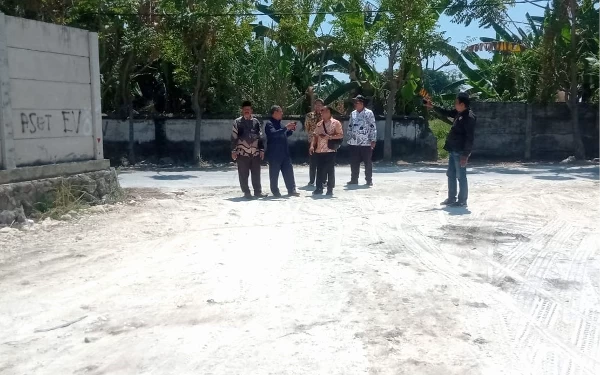 Foto Rombongan Komisi C DPRD Sidoarjo mengamati lokasi urukan proyek untuk gedung baru di RSUD Sidoarjo Barat pada Selasa (22/8/2023). (Foto: Komisi C DPRD Sidoarjo)